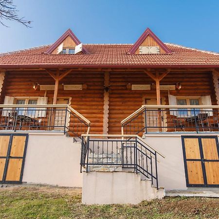 Apartmani Zuti Leptir เวิร์ดนิค ภายนอก รูปภาพ